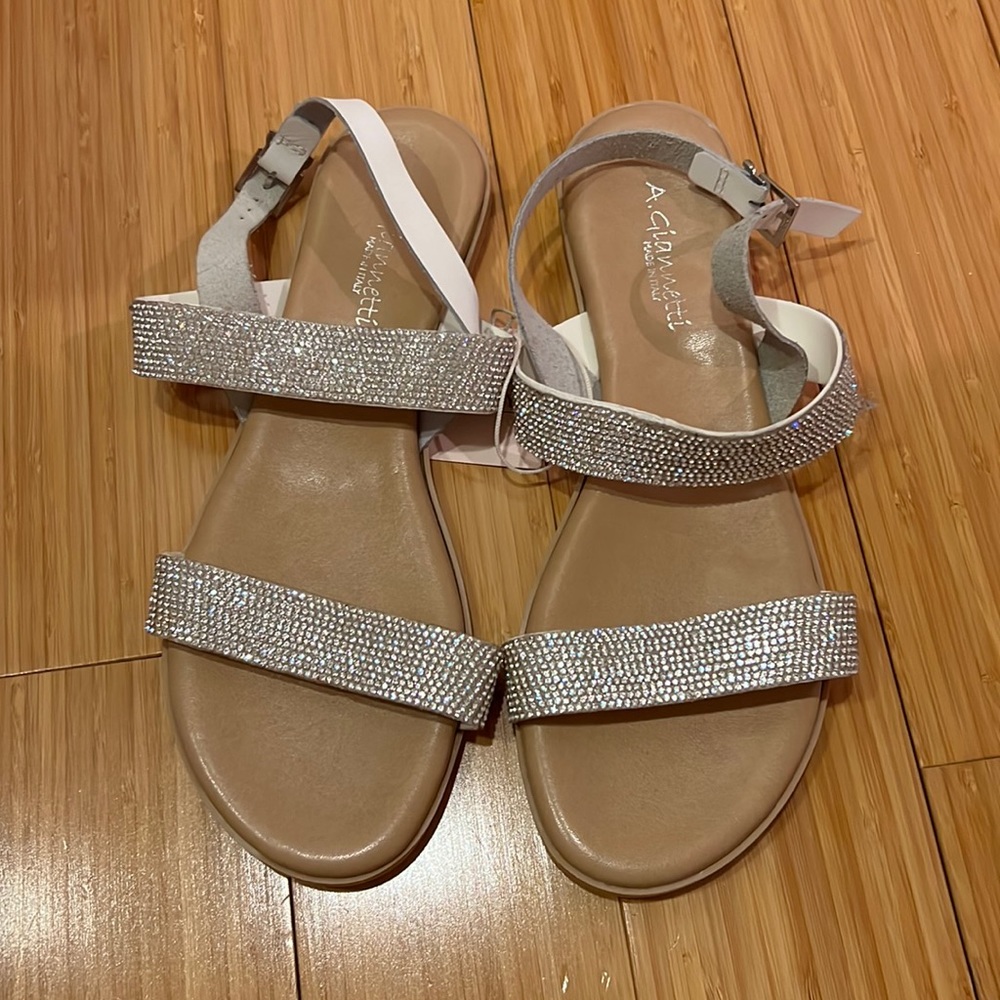 Blingy flat sandals! Leather with rhinestones